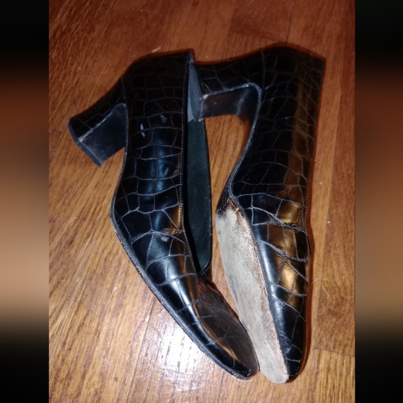 Stuart Weitzman brown croc heels - Picture 2 of 5